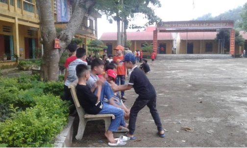 Học sinh tập trung tại sân trường THCS Tân Trịnh.