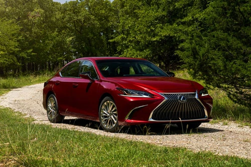 Lexus ES 2021.