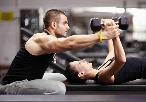 Mối tình vụng trộm của bà chủ khách sạn với huấn luyện viên thể hình