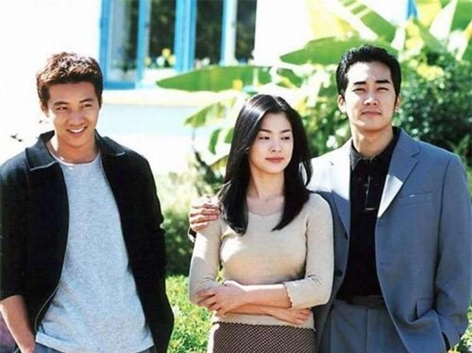 Won Bin, Song Hye Kyo và Song Seung Hun (từ trái qua) quay Trái tim mùa thu 20 năm trước.