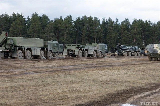 Belarus chuyen hang loat vu khi hang nang den tuyen bien gioi sat NATO-Hinh-4