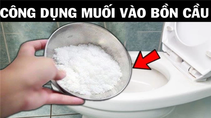 Dùng bát muối đổ vào bồn cầu thông tắc hiệu quả