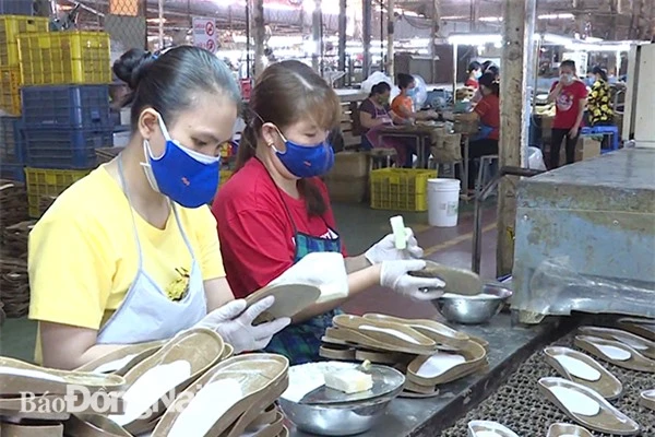 Nhiều doanh nghiệp Việt đang mong chờ tác động tích cực từ Hiệp định EVFTA để gia tăng xuất khẩu. Trong ảnh: Sản xuất tại Công ty CP Giày dép cao su màu. Ảnh: Vương Văn Thế