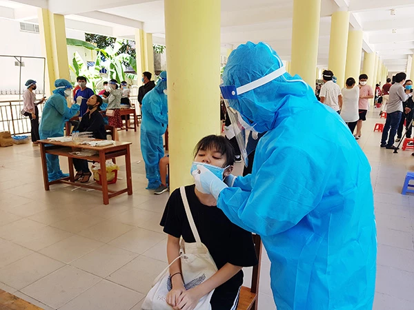 Tổ chức lấy mẫu xét nghiệm SARS-CoV-2 trong khuôn viên Trường THPT Trần Phú, Đà Nẵng