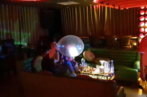 Phát hiện một cơ sở bán "bóng cười", tụ tập đông người trong mùa dịch tại Hà Nội