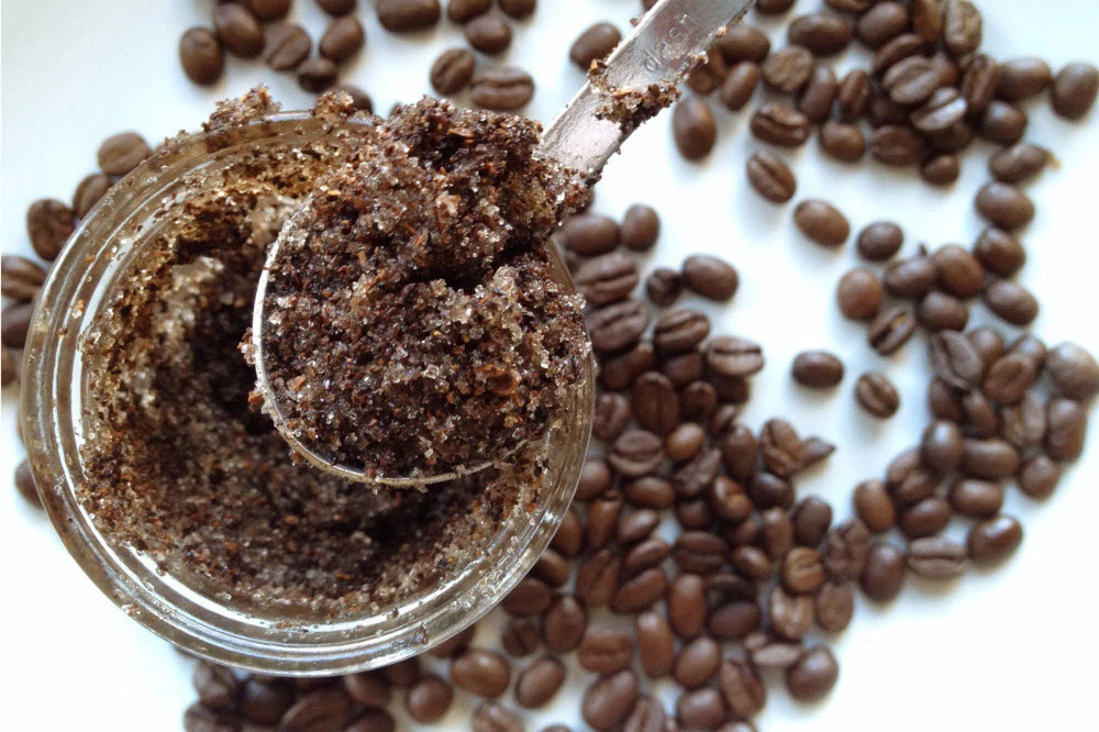 Bã cà phê hay bột cà phê có tác dụng tẩy da chết dưỡng trắng da hiệu quả.