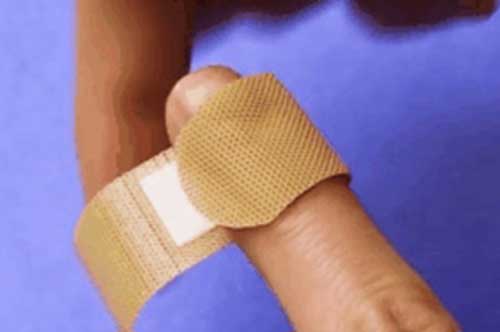 Đây mới là cách dán urgo chuẩn nhất, hóa ra bấy lâu nay bạn vẫn làm sai mà không biết