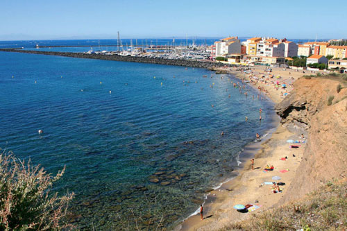 Ra bãi biển tránh nóng, gần 100 người lây bệnh COVID-19