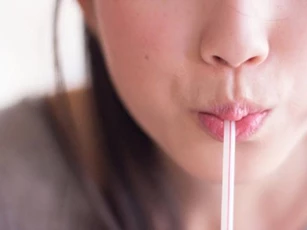 Sự thật bất ngờ về thói quen dùng ống hút để uống nước khiến bạn không thể tin nổi