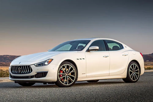 1. Maserati Ghibli. Khối động cơ V8 tăng áp kép dung tích 3 lít của Ghibli sản sinh công suất tối đa 424 mã lực và mô-men xoắn cực đại 580 Nm. Hộp số tự động ZF 8 cấp kết hợp cùng hệ dẫn động cầu sau hoặc 4 bánh toàn thời gian (AWD). Thời gian tăng tốc từ 0-100 km/h trong 4,9 giây, vận tốc tối đa 286 km/h.