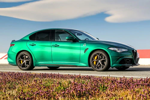 10. Alfa Romeo Giulia Quadrifoglio. Mẫu sedan thể thao của Alfa Romeo được cung cấp sức mạnh vởi động cơ V6 tăng áp kép dung tích 2,9 lít cho công suất 505 mã lực và mô-men xoắn 601 Nm. Hộp số tự động 8 cấp và hệ dẫn động cầu sau. Thời gian chạy nước rút từ 0-96 km/h trong 3,8 giây, tốc độ tối đa 307 km/h.