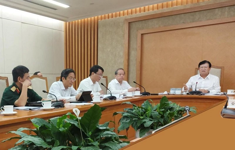 Phó Thủ tướng Trịnh Đình Dũng (bìa phải) tại buổi làm việc với các bộ, ngành và lãnh đạo tỉnh Thừa Thiên Huế.
