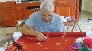 Trăn trở nỗi lo mai một nghề thêu tay truyền thống Quất Động