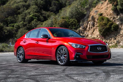 3. Infiniti Q50/Q60 Red Sport 400. Bộ đôi này đều dùng động cơ V6 tăng áp kép dung tích 3 lít. Q50 có công suất 300 mã lực và mô-men xoắn 400 Nm. Sức mạnh của Q60 Red Sport 400 là 400 mã lực và 475 Nm. Cả hai cùng được trang bị hộp số tự động 7 cấp cùng hệ dẫn động AWD.