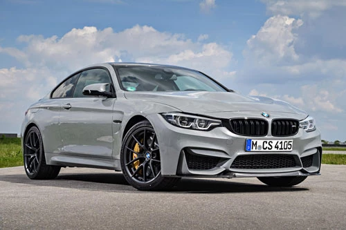 6. BMW M4 CS. M4 CS được BMW trang bị động cơ I6 tăng áp kép dung tích 3 lít cho công suất 454 mã lực, mô-men xoắn 599 Nm. Hộp số tự động 7 cấp cùng hệ dẫn động cầu sau. Thời gian chạy nước rút từ 0-96 km/h chỉ 3,7 giây, vận tốc tối đa 280 km/h.