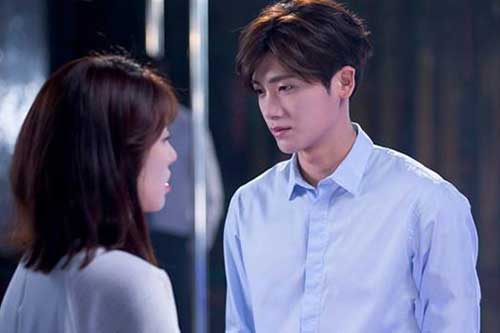 Đội mưa lớn về nhà lúc đêm muộn và chứng kiến hành động của vợ, chồng lập tức xé tan đơn ly hôn vốn đã để sẵn trong cặp