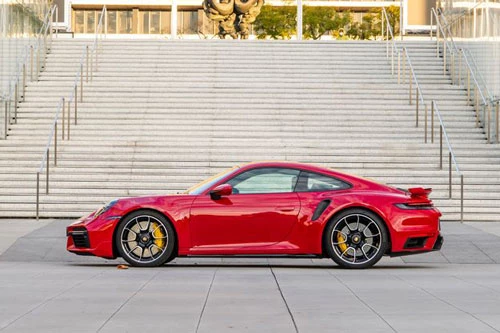 8. Porsche 911 Turbo. Động cơ boxer 6 xi lanh tăng áp kép dung tích 3,8 lít của 911 Turbo cho công suất tối đa 640 mã lực và 800 Nm mô-men xoắn. hộp số tự động ly hợp kép 8 cấp kết hợp cùng hệ dẫn động AWD. Xe chỉ mất 2,6 giây để tăng tốc từ 0-96 km/h, trước khi đạt vận tốc tối đa 330 km/h.