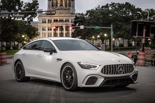 7. Mercedes-AMG GT 53. Động cơ I6 tăng áp kép dung tích 3 lít và hệ thống EQ Boost giúp GT 53 có tổng công suất 429 mã lực và mô-men xoắn 521 Nm. Hộp số AMG SPEEDSHIFT TCT 9 cấp cùng hệ dẫn động 4 bánh toàn thời gian 4MATIC. Thời gian tăng tốc từ 0-96 km/h trong 4,4 giây, vận tốc tối đa 280 km/h.