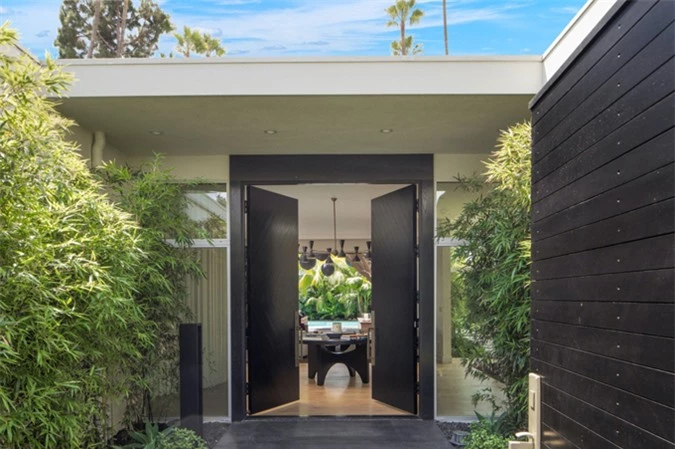 Vợ chồng Cindy Crawford mua biệt thự này với giá gần 12 triệu vào năm 2017 từ rocker Ryan Tedder - thủ lĩnh của ban nhạc OneRepublic. Họ đã sơn sửa một chút so với khi mua nhà và vừa rao bán với giá 16 triệu USD.