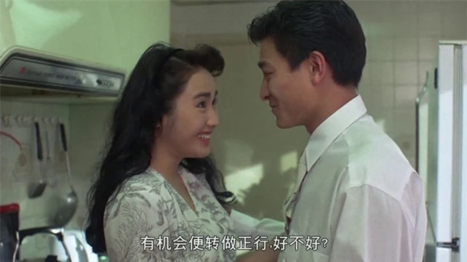 Lê Tư ngây thơ bên thiên vương Lưu Đức Hoa trong phim điện ảnh Rồng trong ngục năm 1990.