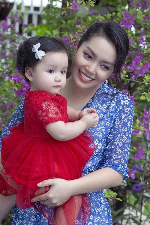 Bé Minh Anh, tên ở nhà MiA, là trái ngọt trong cuộc tình của ca sĩ Nguyễn Ngọc Anh và bạn trai kém tuổi Tô Minh Đức. Cô bé chào đời hôm 13/9 năm ngoái và hiện sắp tròn một tuổi.