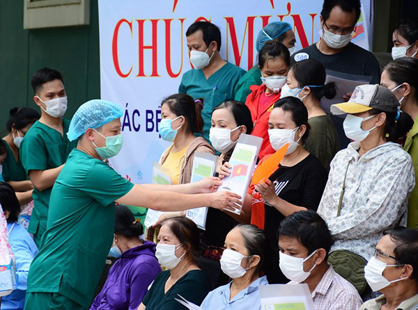 Hai bệnh nhân Covid-19 xuất viện chỉ sau 5 ngày điều trị, Bệnh viện dã chiến Hòa Vang nói gì?