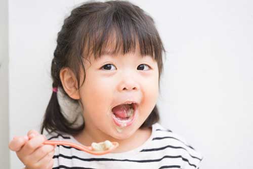 Cho con ăn sữa chua nhớ chọn khung giờ này, bé hấp thu toàn bộ giá trị dinh dưỡng, tăng chiều cao vượt trội