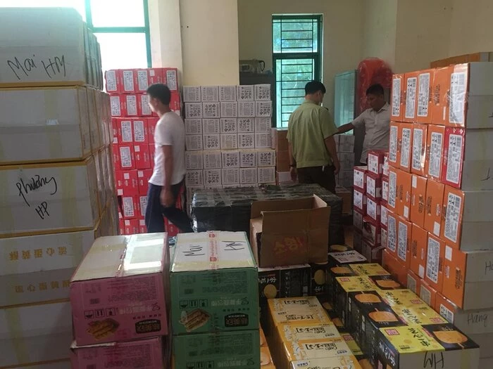 Hàng tấn bánh kéo, trà sữa phục vụ Trung thu đang được vận chuyển vào Hà Nội để tiêu thụ. 
