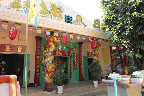 Lạ kỳ: Ngôi chùa có cây nến khổng lồ cháy hàng trăm năm không tắt