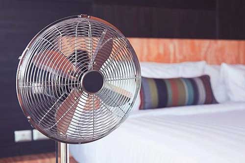 Lợi ích "thần kỳ" của việc vừa bật quạt vừa đắp chăn, ai nghe xong cũng thích