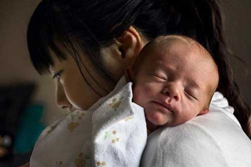 Nửa đêm, chị dâu ôm 2 đứa con chạy đến xin ở nhờ, tôi đã bật khóc và khuyên chị ly hôn chồng nhưng chị lắc đầu nói một câu khiến tôi ngao ngán