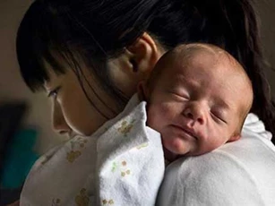 Nửa đêm, chị dâu ôm 2 đứa con chạy đến xin ở nhờ, tôi đã bật khóc và khuyên chị ly hôn chồng nhưng chị lắc đầu nói một câu khiến tôi ngao ngán