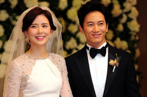 Vợ chồng Ji Sung - Lee Bo Young.