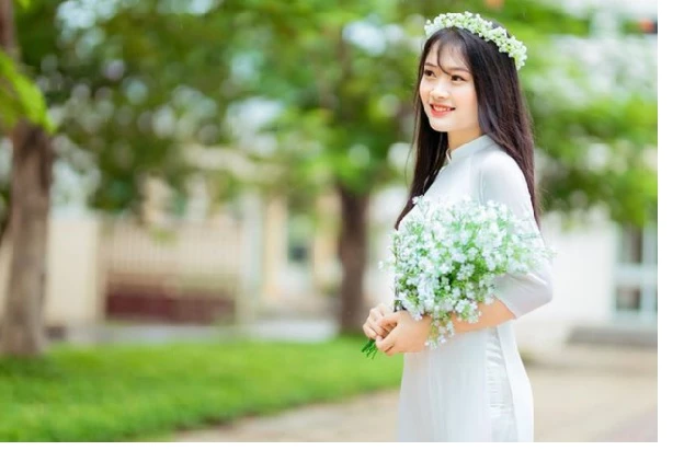 Nữ sinh Ngô Thu Hường - học sinh lớp 12A3 trường THPT Vĩnh Chân, Hạ Hòa, Phú Thọ vừa đạt 3 điểm 10 các môn tổ hợp KHXH kỳ thi tốt nghiệp THPT năm 2020.