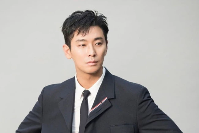 Joo Ji Hoon Sinh ngày 16/5/1982, nhiều người cho rằng vẻ điển trai của nam diễn viên khiến bộ phim truyền hình Kingdom bớt kinh hoàng hơn.