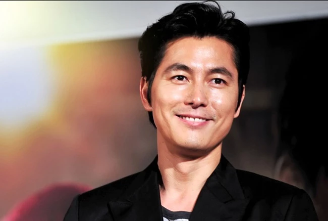 Jung Woo Sung sinh ngày 20/3/1973, dù đã bước sang tuổi 4,  song nam diễn viên chưa kết hôn và vẫn giữ được vẻ ngoài điển trai của mình.