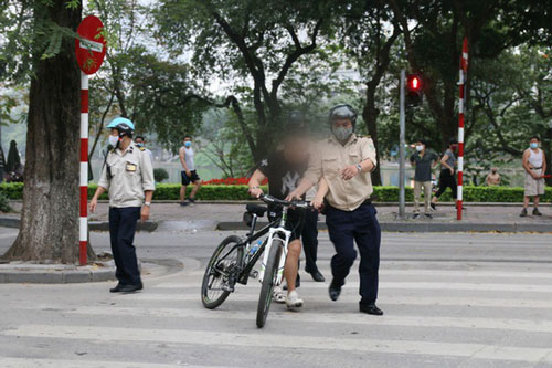 Hà Nội thu phạt gần 60 triệu đồng các trường hợp không đeo khẩu trang khi ra đường