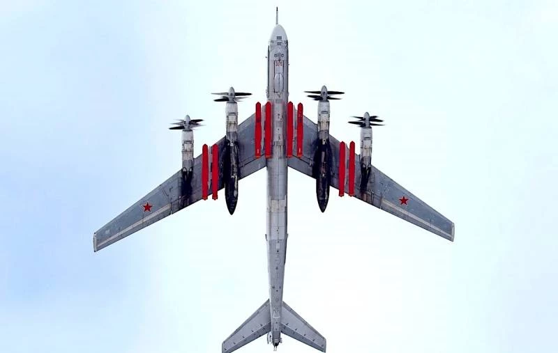 Máy bay ném bom chiến lược Tu-95MSM mang tới 8 tên lửa hành trình Kh-101 dưới cánh. Ảnh: TASS.