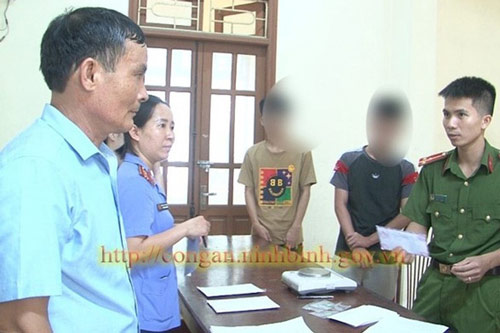 Ninh Bình: Bắt quả tang 2 học sinh lớp 11 mua bán cần sa ngay tại cổng trường