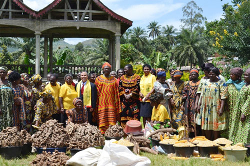 Cuộc sống kỳ lạ của người đàn ông có 100 vợ, trong đó 70 bà "thừa hưởng" từ cha, dinh thự 50 ngôi nhà lợp ngói gây choáng ngợp khi bước vào