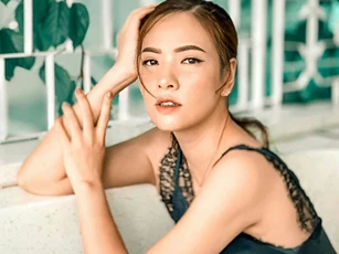 Hình ảnh khác lạ, gợi cảm bất ngờ của MC Đan Lê