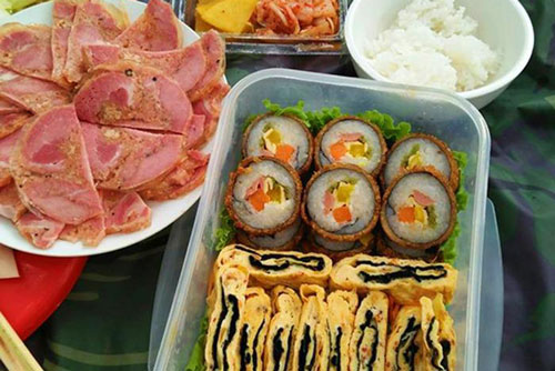 Nhìn những hộp cơm đủ món chẳng ai nghĩ chủ nhân là cô sinh viên sinh năm 1998