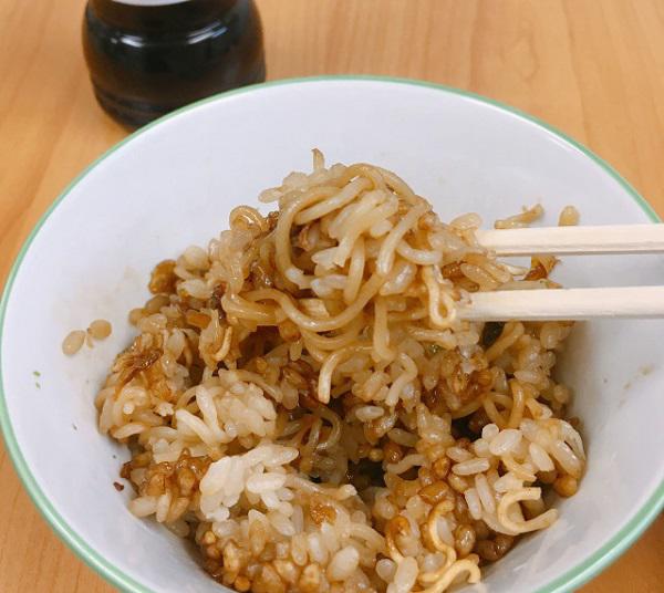 Chỉ mê cơm với mì tôm, người đàn ông liều lĩnh trộn vào nấu, không ngờ thành siêu phẩm