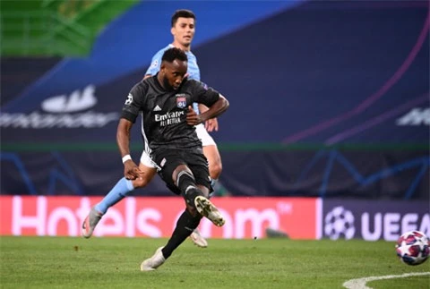 Moussa Dembele (trước) trong trận lập cú đúp vào lưới Man City ở tứ kết Champions League vừa qua