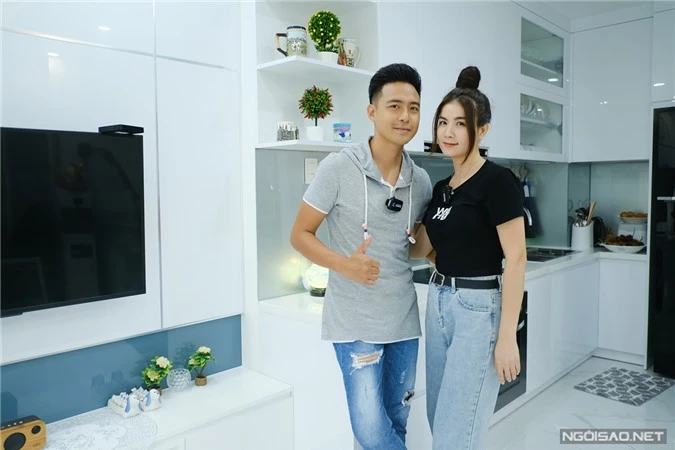 Nhà mới của vợ chồng Kha Ly vừa được hoàn thiện vào đầu tháng 8 và cách nhà cũ chỉ khoảng 100 m. Vì năm ở trung tâm quận 4, diện tích của nhà khá nhỏ nên họ quyết định xây tổng cộng 5 tầng để đủ không gian sử dụng.