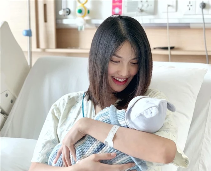 Lan Khuê và ông xã - doanh nhân Tuấn John -  chào đón con trai đầu lòng nặng 3,5 kg vào ngày 23/11/2019 tại một bệnh viện quốc tế.