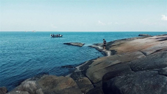 Những bãi đá hùng vĩ và thơ mộng, những rặng dừa phủ bóng bên bãi cát vàng với làn nước biển trong xanh, yên tĩnh là nơi lý tưởng để níu chân những lãng du khó tính. Ảnh@lytieuhoa