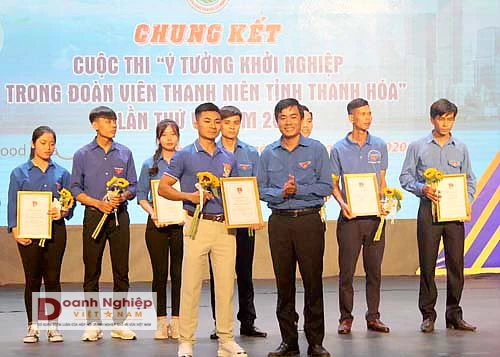 Ban tổ chức cuộc thi trao giải cho các thí sinh cuộc thi “Ý tưởng khởi nghiệp trong đoàn viên thanh niên (ĐVTN) lần thứ 6, năm 2020”.