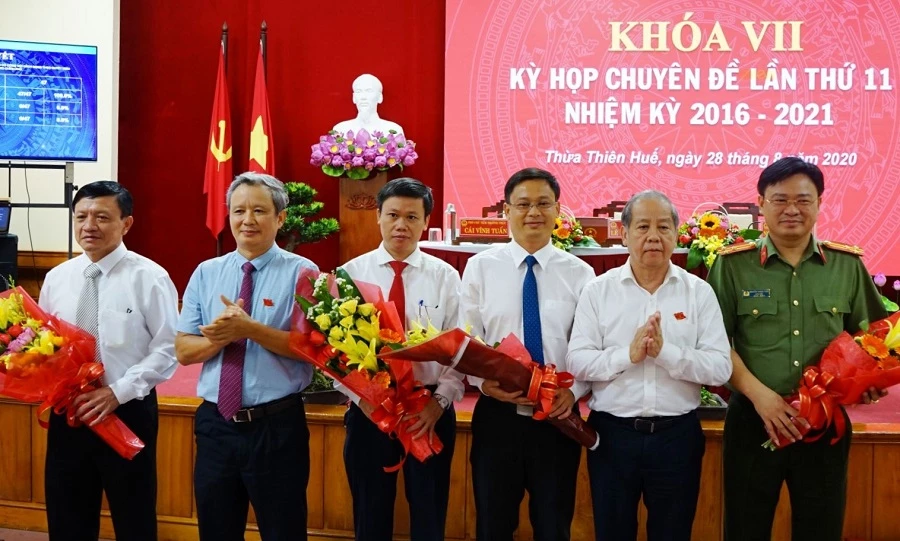Tân Phó Chủ tịch UBND tỉnh Thừa Thiên Huế Nguyễn Thanh Bình (thứ 3 từ phải sang).