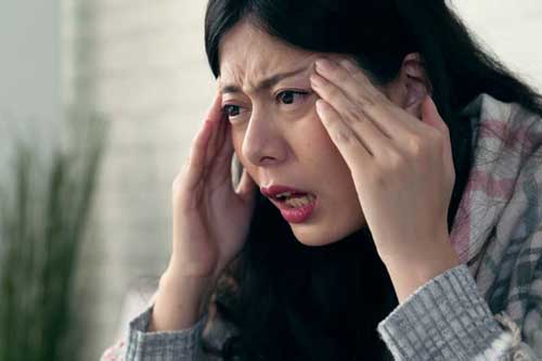 Vô tình nghe được cuộc nói chuyện giữa hai người giúp việc về tiền lương, tôi chạy về hỏi chồng thì nhận được câu trả lời "mặn chát"